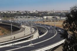 Image du Maroc Professionnelle de  Le Tramway traverse le nouveau pont Hassan II, construit sur le fleuve Bouregrag entre Rabat et Salé, Jeudi 20 Octobre 2011. (Photo / Abdeljalil Bounhar) 